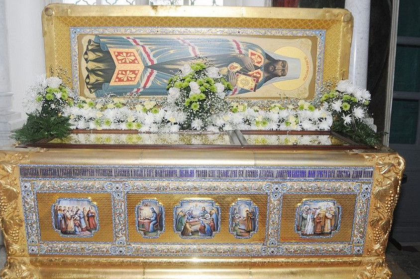 Захоронение митрополита Димитрия Ростовского в Спасо-Иаковлевского Димитровом монастыре (Ростов, Ярославская обл.) Захоронение митрополита Димитрия Ростовского в Спасо-Иаковлевского Димитровом монастыре (Ростов, Ярославская обл.)