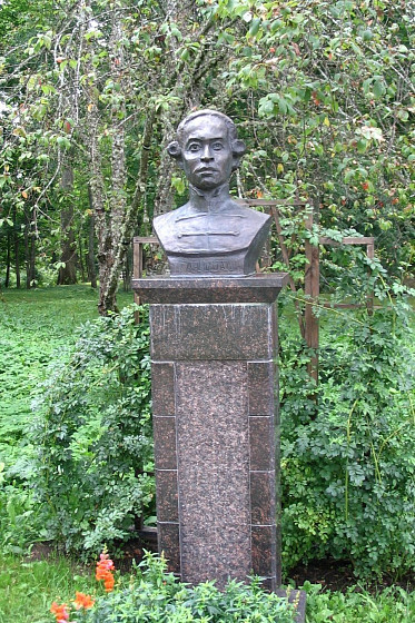 Памятник А. П. Ганнибалу в усадьбе П. А. Ганнибала (Петровское, Псковская обл.) Памятник А. П. Ганнибалу в усадьбе П. А. Ганнибала (Петровское, Псковская обл.)