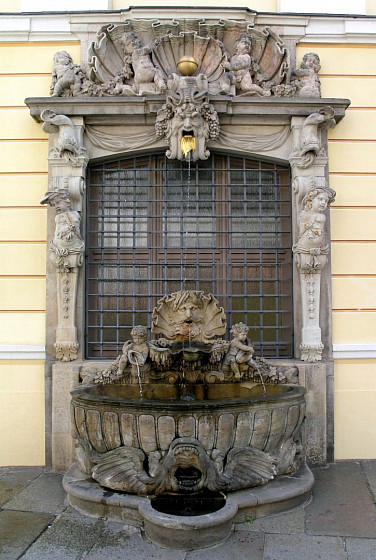 Фонтан из дома придворного ювелира Динглингера (Dinglingerbrunnen) Фонтан из дома придворного ювелира Динглингера (Dinglingerbrunnen)