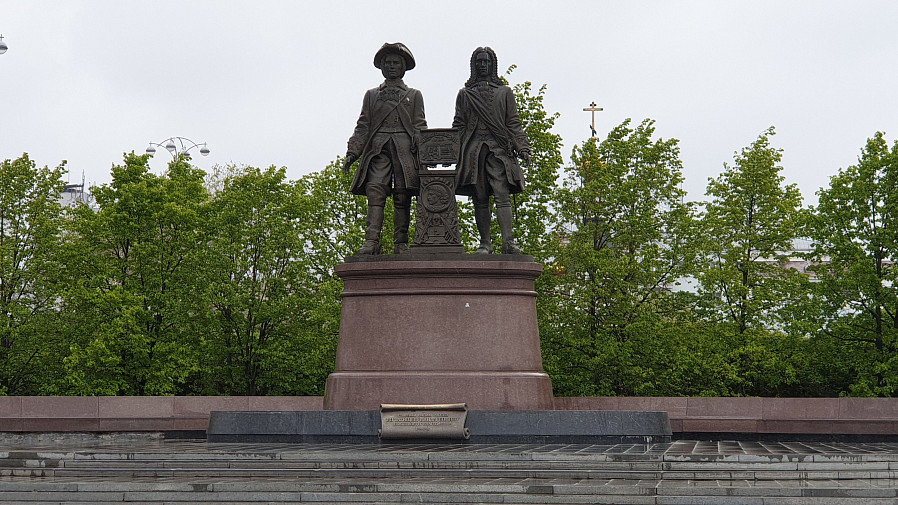 Памятник В. Н. Татищеву и В. И. Геннину (Екатеринбург) Памятник В. Н. Татищеву и В. И. Геннину (Екатеринбург)