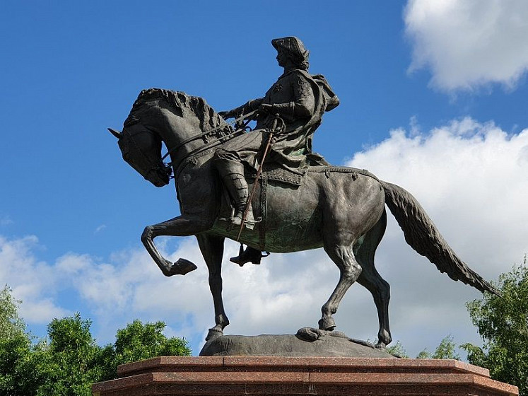 Памятник Петру I в Бийске в сквере им. Л. Т. Гаркавого (Алтайский край) 