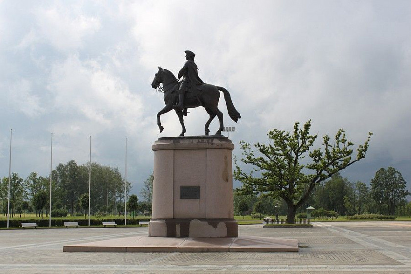 Памятник Петру I у Константиновского дворца (Стрельна, С-Петербург) Памятник Петру I у Константиновского дворца (Стрельна, С-Петербург)