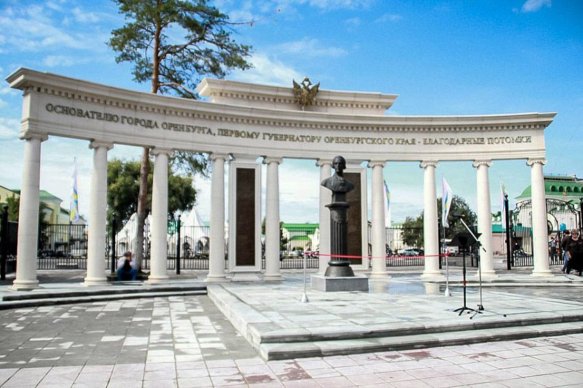Памятник И. И. Неплюеву (Оренбург)