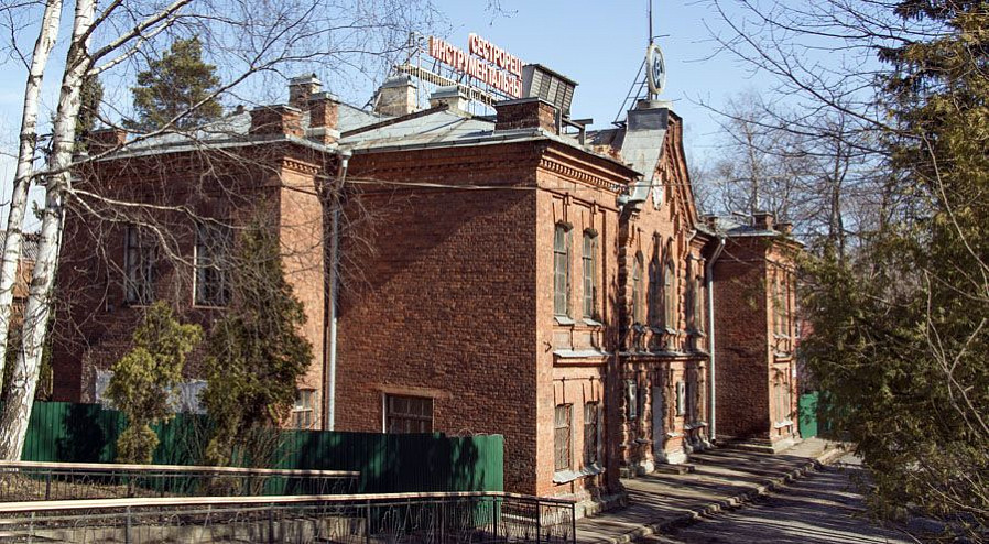 Памятный знак в честь основания Сестрорецкого оружейного завода (С-Петербург) Памятный знак в честь основания Сестрорецкого оружейного завода (С-Петербург)
