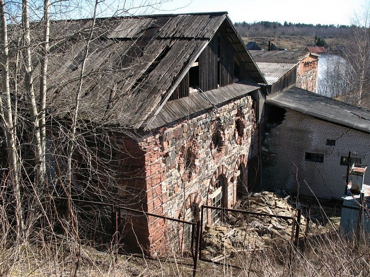 Доменные корпуса Кончезерского завода (респ. Карелия) Доменные корпуса Кончезерского завода (респ. Карелия)