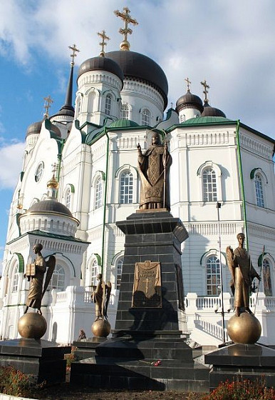 Памятник епископу Митрофану перед кафедральным собором (Воронеж) Памятник епископу Митрофану перед кафедральным собором (Воронеж)