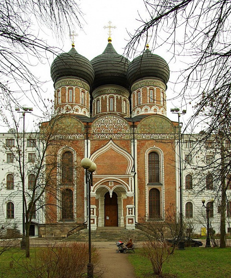 Измайлово, дворцовая усадьба собором Покрова Пресвятой Богородицы и памятником Петру I (Москва) Измайлово, дворцовая усадьба собором Покрова Пресвятой Богородицы и памятником Петру I (Москва)
