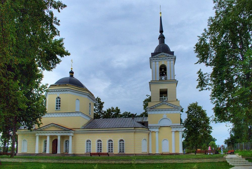 Истомино, усадьба графов Толстых с церковью Успения Пресвятой Богородицы (Калужская обл.) Истомино, усадьба графов Толстых с церковью Успения Пресвятой Богородицы (Калужская обл.)