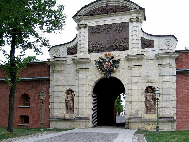 Петровские ворота Петропавловской крепости (С-Петербург) Петровские ворота Петропавловской крепости (С-Петербург)