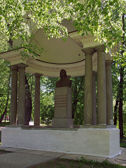 Лефортовский парк с беседкой-памятником Петру I (Москва) Лефортовский парк с беседкой-памятником Петру I (Москва)