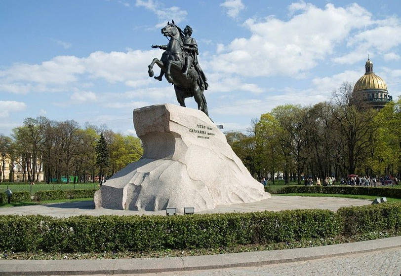 Памятник Петру I на Сенатской площади (С-Петербург) Памятник Петру I на Сенатской площади (С-Петербург)
