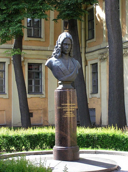 Памятник светлейшему князю А. Д. Меншикову у Меншиковского дворца на Васильевском острове (С-Петербург) Памятник светлейшему князю А. Д. Меншикову у Меншиковского дворца на Васильевском острове (С-Петербург)