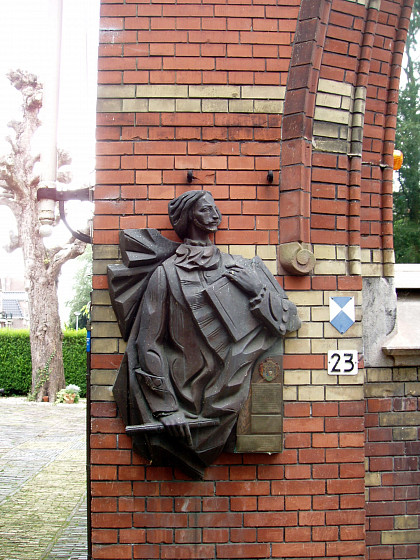 Мемориальная доска принцу Александру Багратиони (Bronzen relief van Prins Alexander Bagrationi) Мемориальная доска принцу Александру Багратиони (Bronzen relief van Prins Alexander Bagrationi)