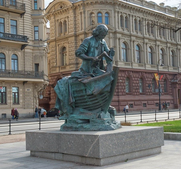 Памятник Петру I на Адмиралтейской набережной (С-Петербург) Памятник Петру I на Адмиралтейской набережной (С-Петербург)