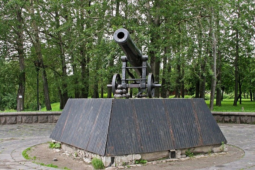 Памятный знак на месте Петровского завода (Петрозаводск) Памятный знак на месте Петровского завода (Петрозаводск)