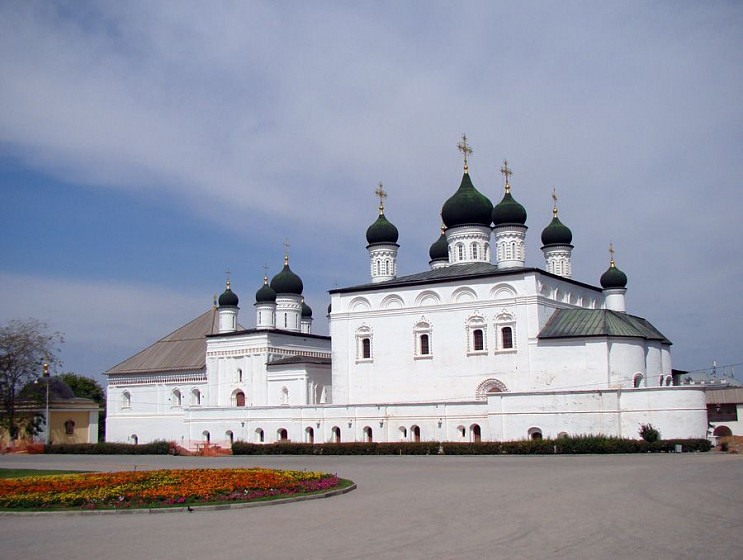 Собор Троицы Живоначальной с захоронением И. В. Кикина в бывшем Троицком монастыре (Астрахань) Собор Троицы Живоначальной с захоронением И. В. Кикина в бывшем Троицком монастыре (Астрахань)