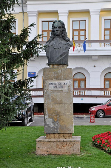 Памятник Дмитрию Кантемиру в Яссы (Monumentul Dmitrii Cantemir) Памятник Дмитрию Кантемиру в Яссы (Monumentul Dmitrii Cantemir)