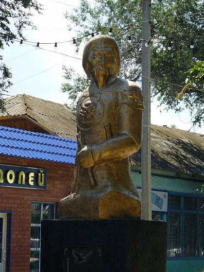 Памятник хану Аюке (Лагань, респ. Калмыкия) Памятник хану Аюке (Лагань, респ. Калмыкия)